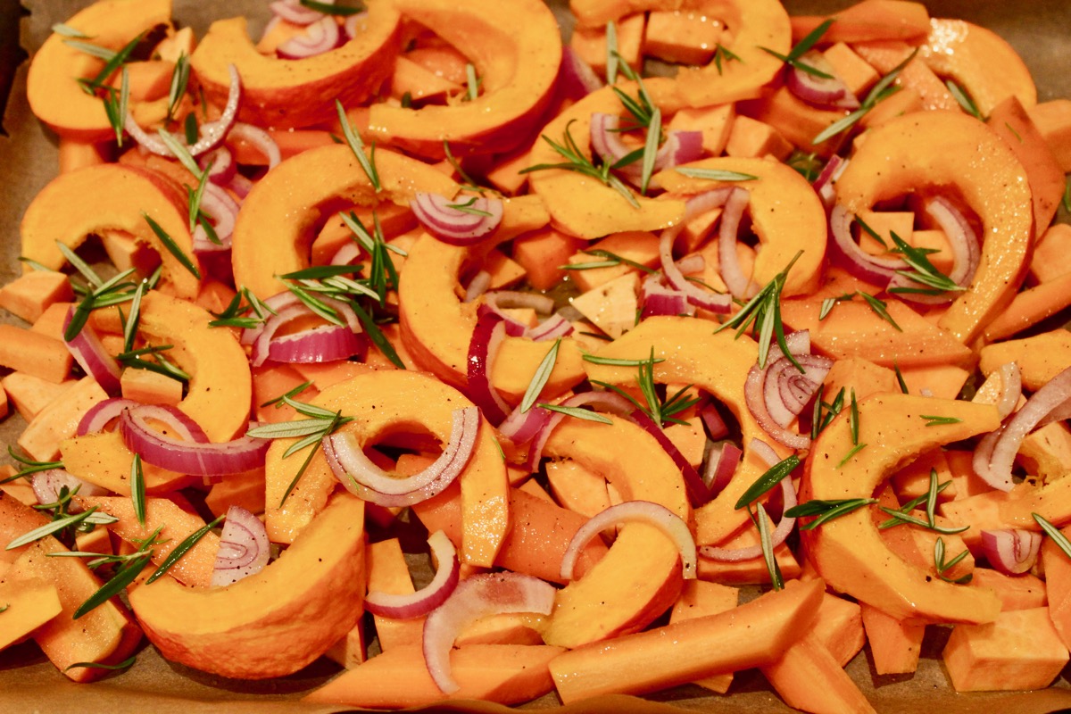 Herbstlichen Ofengemüse mit Kürbis und Süßkartoffeln